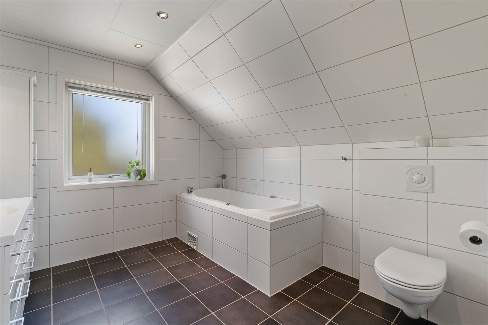 Romslig bad med både innkledd badekar og separat dusjsone. Galleribilde