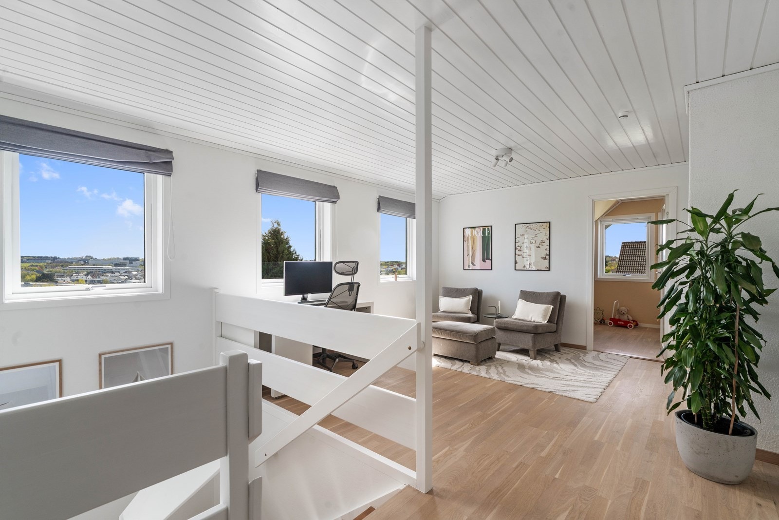 Loftstuen i andre etasje er et fleksibelt rom som kan brukes som TV-stue, kontor eller lekeareal. Galleribilde