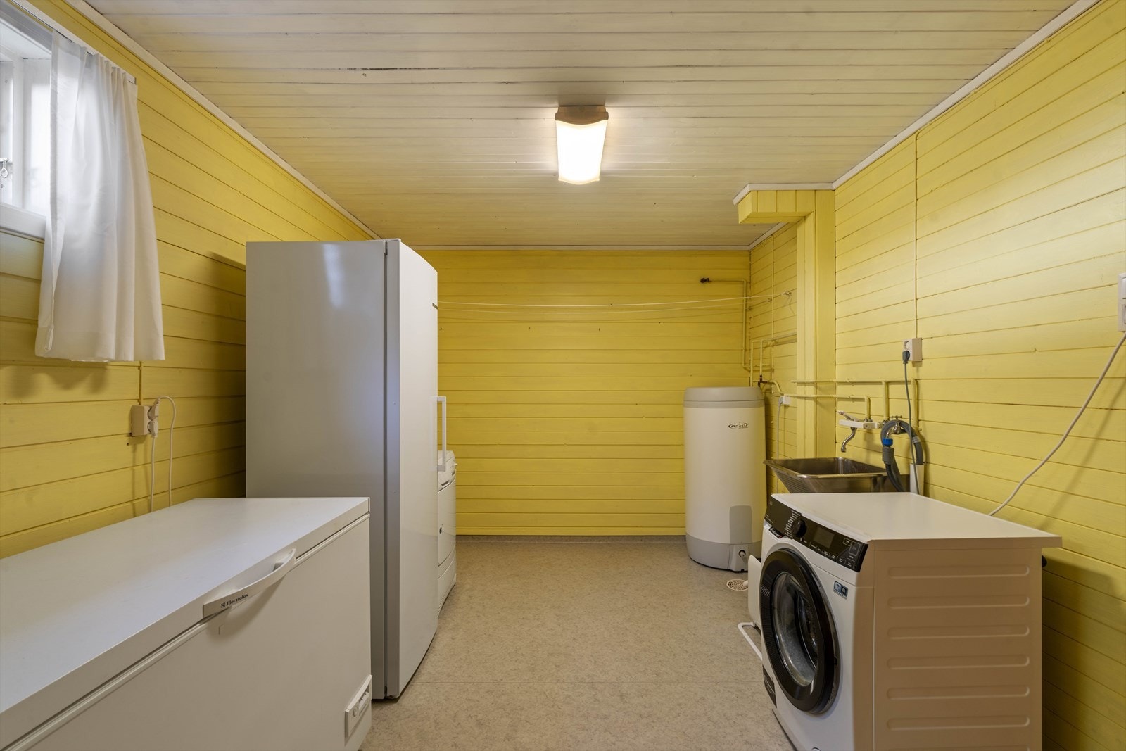 Praktisk vaskerom i kjelleren med opplegg for vaskemaskin og utslagsvask. Varmtvannsberederen fra 2008 er plassert her. (ikke godkjent) Galleribilde