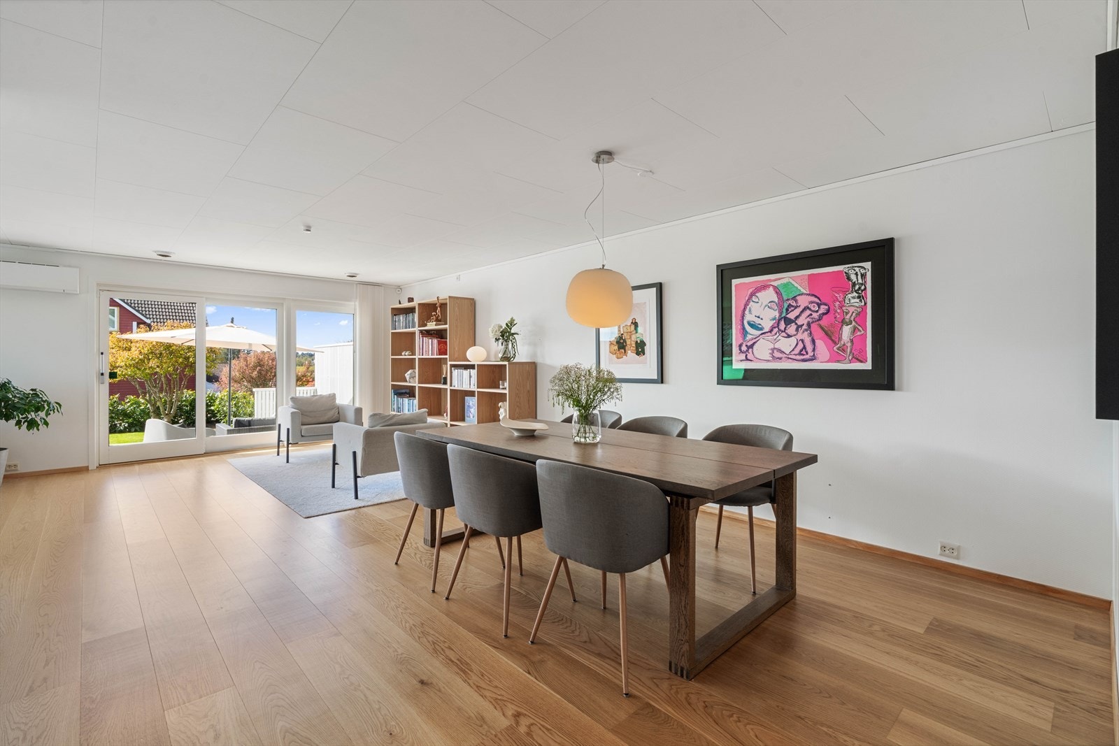 Den romslige planløsningen gir god plass til både en stor sofagruppe og en separat spisestue. Galleribilde