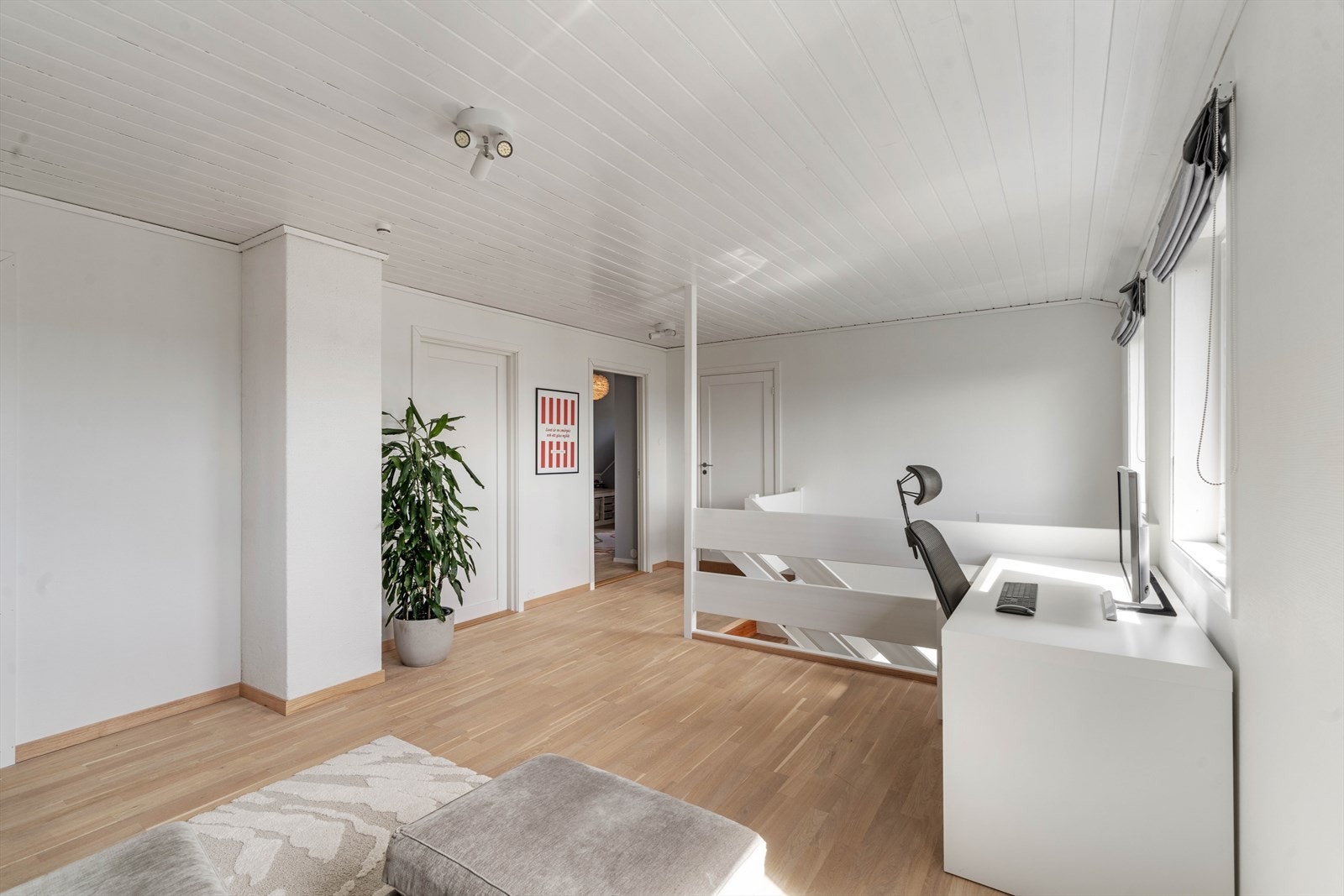 Loftstuen gir en ekstra, tilbaketrukket sone for familien. Galleribilde