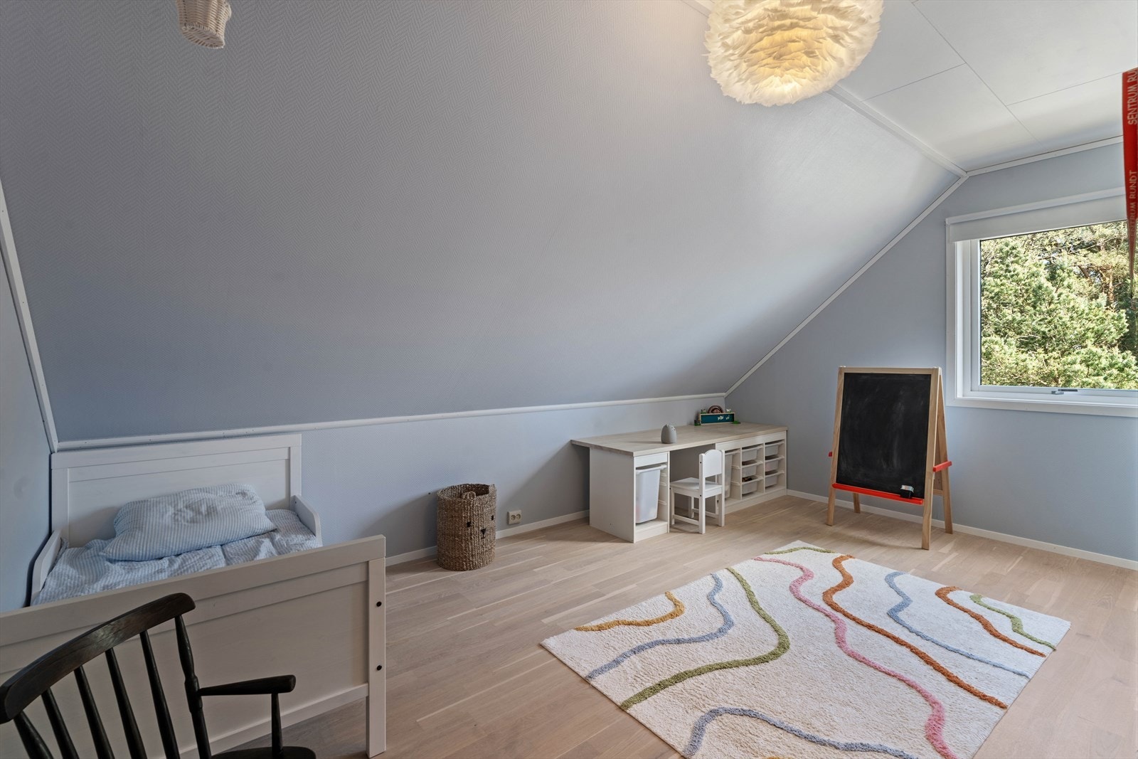 Soverommet har god plass til både seng og leke- eller arbeidsområde. Galleribilde