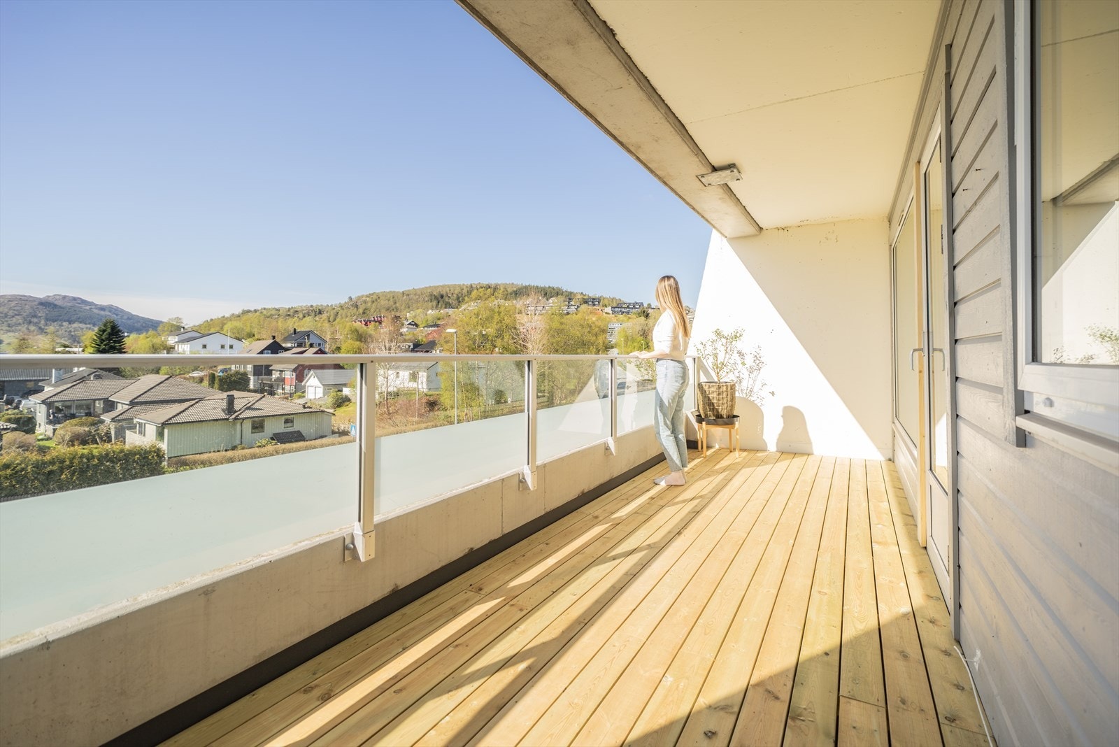 - Borettslaget er i gang med rehabilitering av balkongene, og kjøper vil med det få gleden av en herlig uteplass på ca. 11 m² - Galleribilde