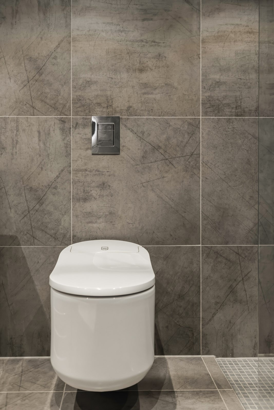 - Badet ble pusset opp i 2022 med blant annet vegghengt spyletoalett og speil med integrert belysning - Galleribilde