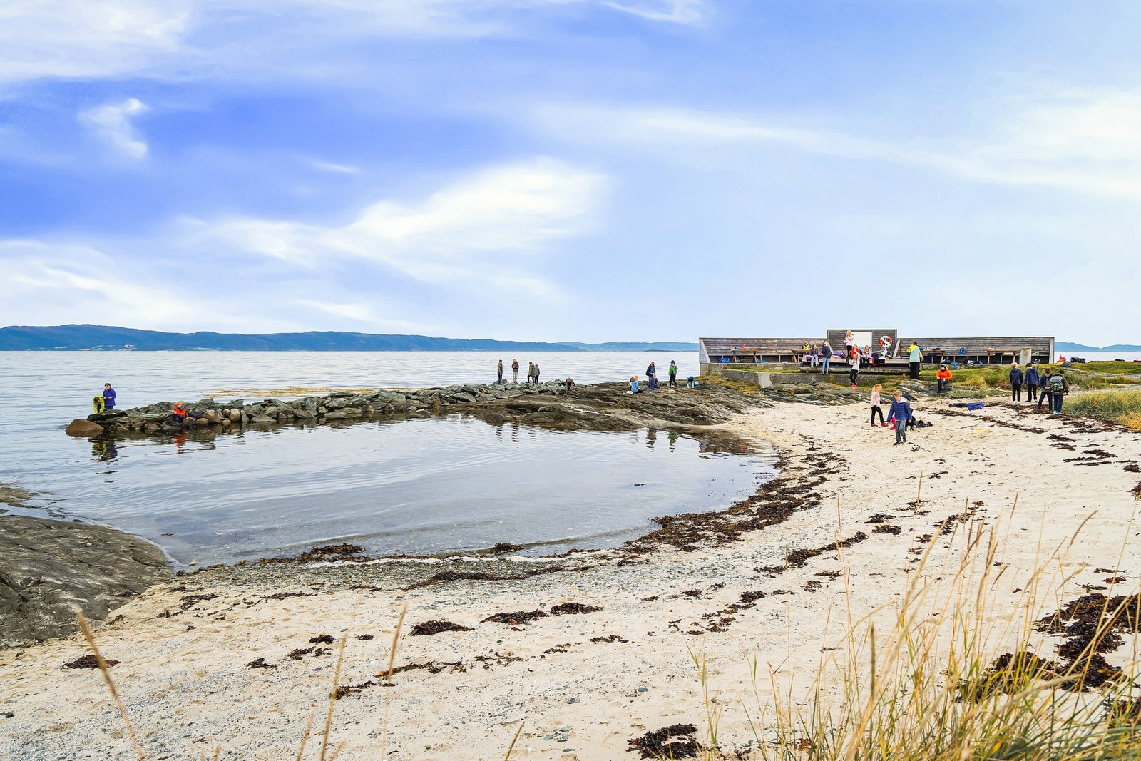 Ca. 500 meter unna ligger Skjæret badeplass, med anlagt strand, badebrygge sommerstid og flere badestiger for bading året rundt. Galleribilde