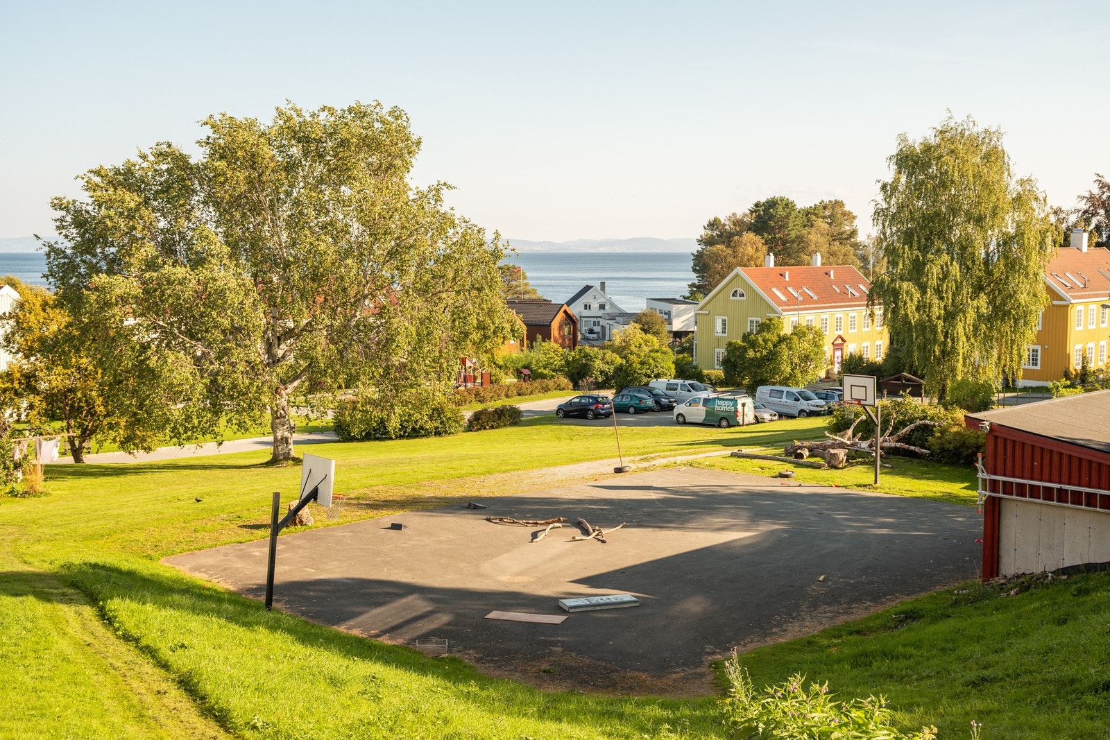 Langs sjøen finner man flere Ladestien, badestrender, volleyballbaner og sittegrupper for rekreasjon og trivsel. Galleribilde