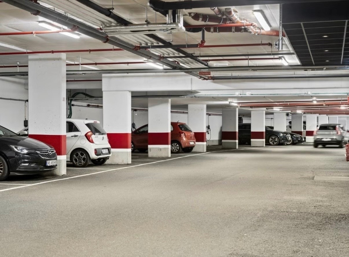 Egen parkeringsplass i garasjeanlegg. Bilde hentet fra salgsannonsen Galleribilde