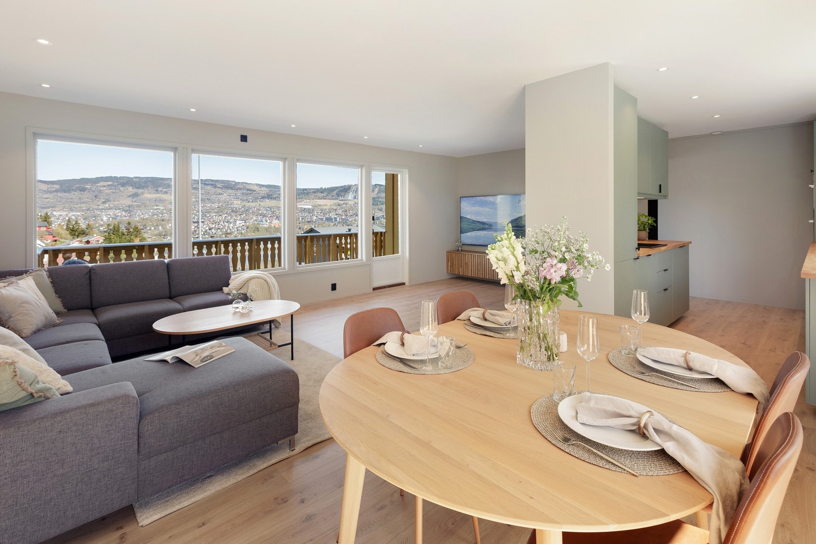 Åpen stue- og spisestueløsning med nydelig utsikt over Lillehammer og god plass til sosiale sammenkomster. Galleribilde