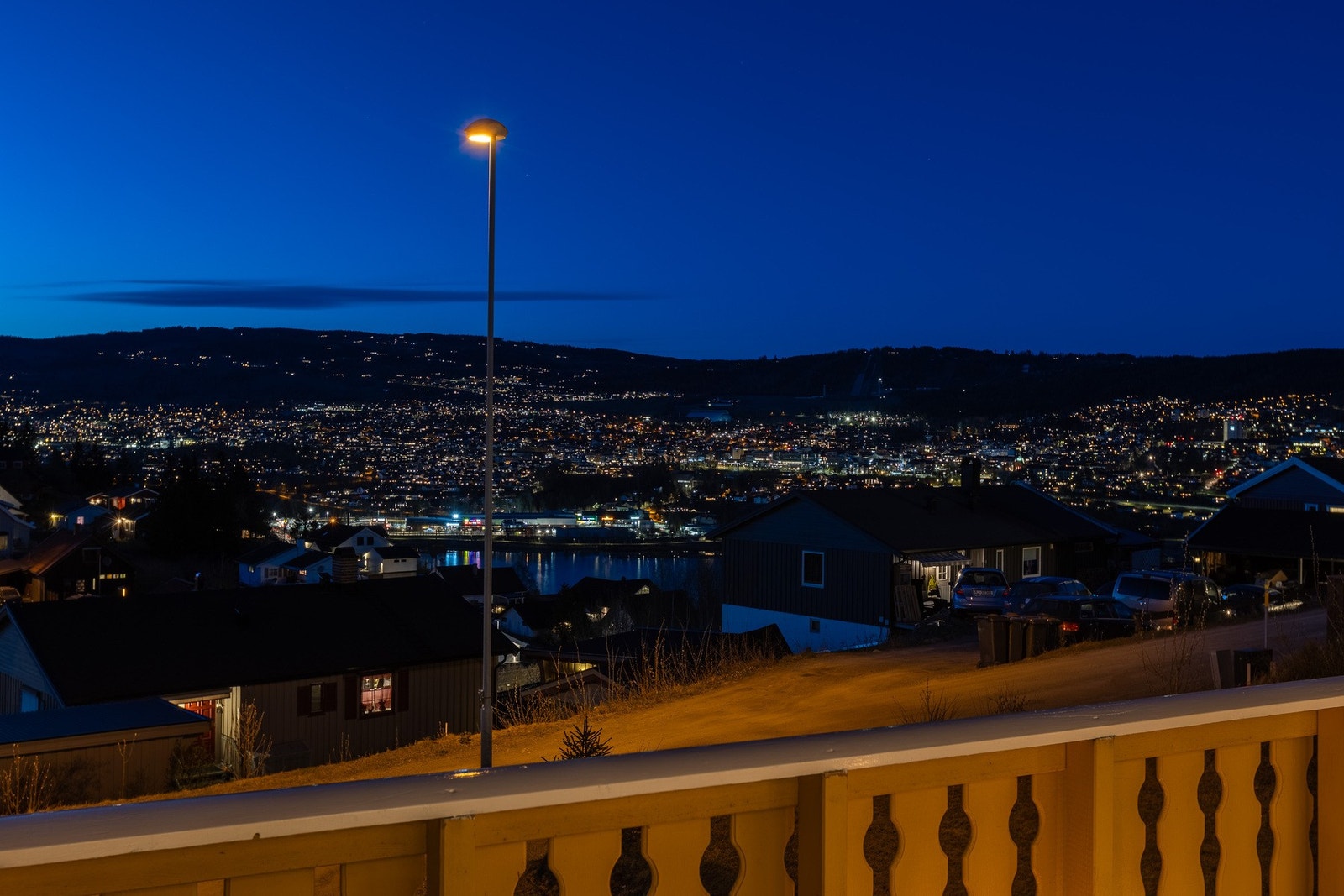 Fantastisk kveldsutsikt over byen og Mjøsa med glitrende lys i horisonten. Galleribilde