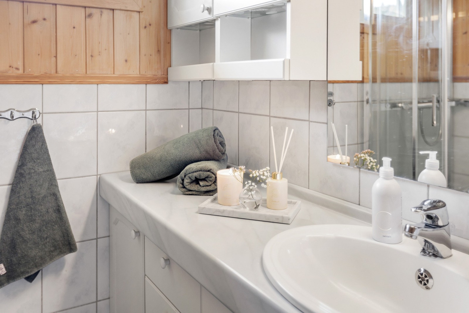 Detaljbilde av baderomsinnredning med praktisk benkeplass og fine detaljer. Galleribilde