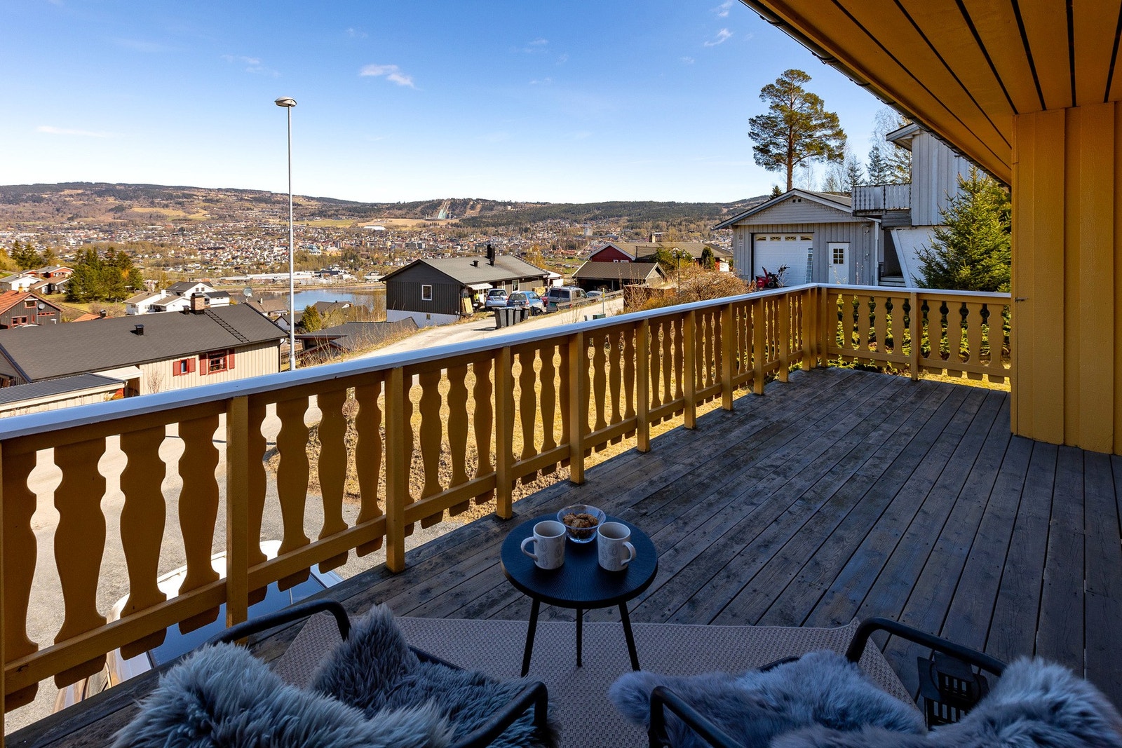 Romslig terrasse på husets fremside, med utvendig bod som gir praktisk oppbevaring til f.eks hageputer og lignende. Galleribilde