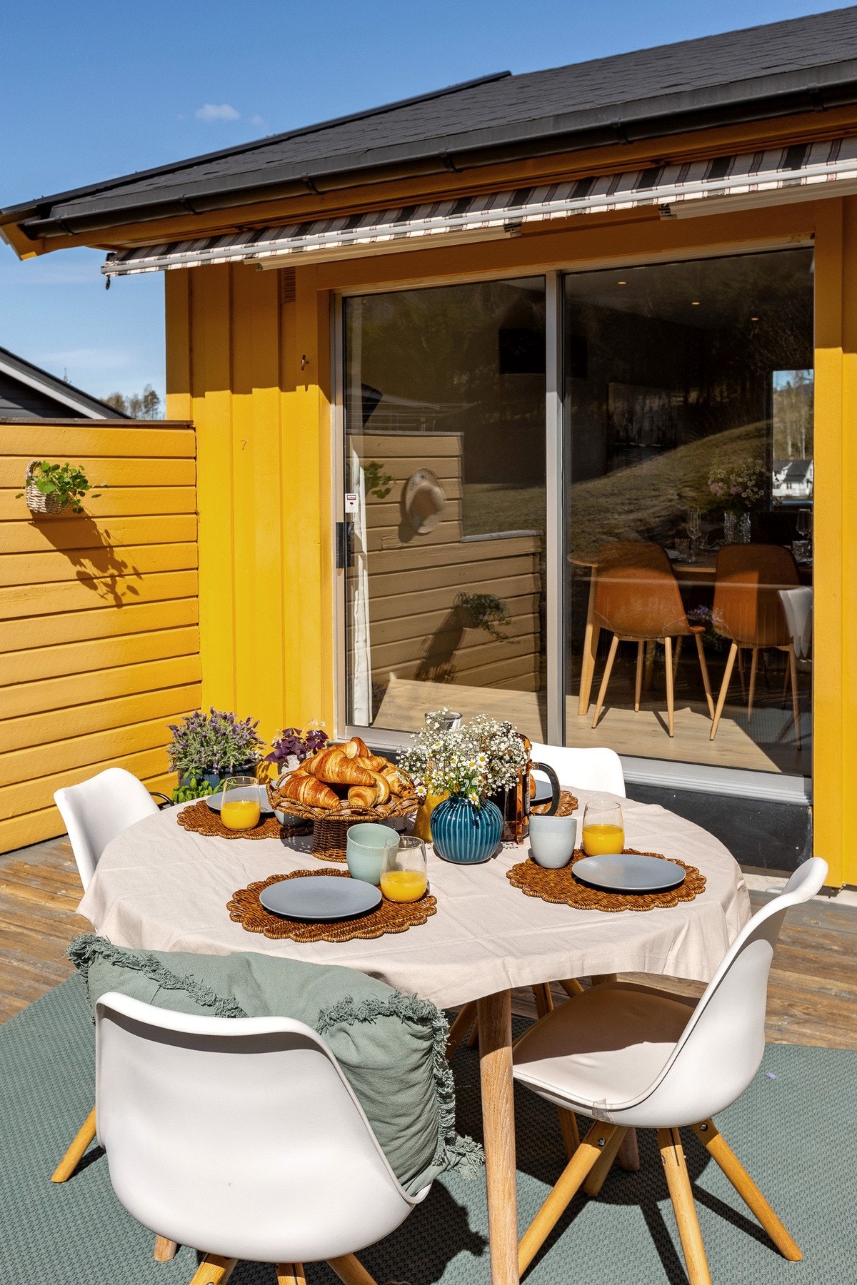 Hyggelig terrasseplatting med spiseplass og direkte utgang fra stuen. Galleribilde