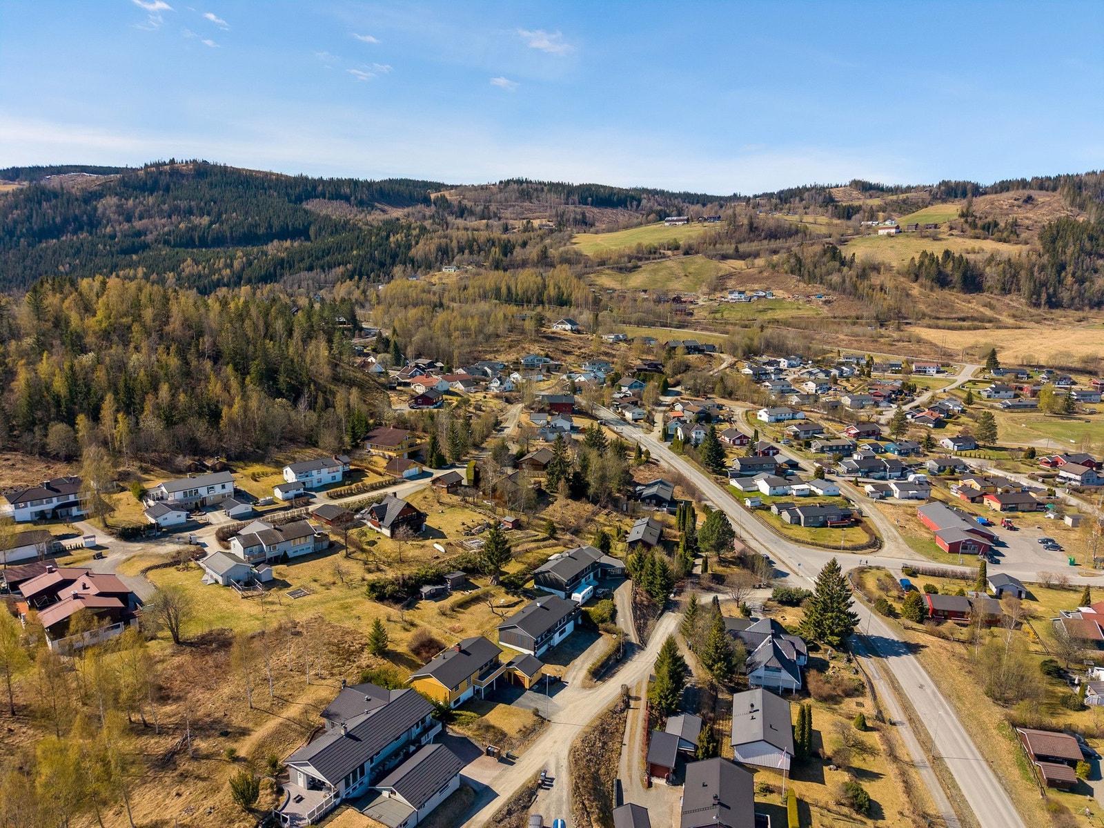 Gangavstand til barneskole og barnehage ca 0,3 - 1 km. Galleribilde