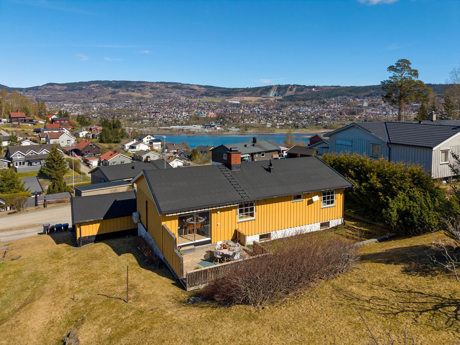 Enebolig med solrik beliggenhet og flott utsikt over nærområdet og Lågendeltaet/Lillehammer. Galleribilde