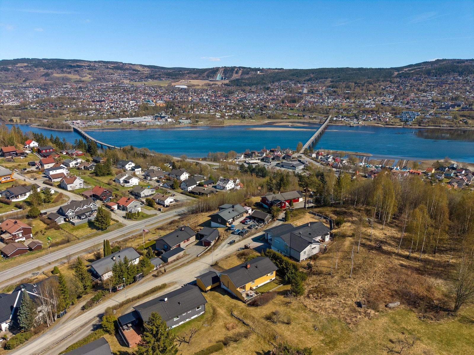 Attraktivt beliggende enebolig på Vingnes, med flott utsikt og gode solforhold. Området er skrånende med godt utsyn over omkringliggende landskap. Galleribilde