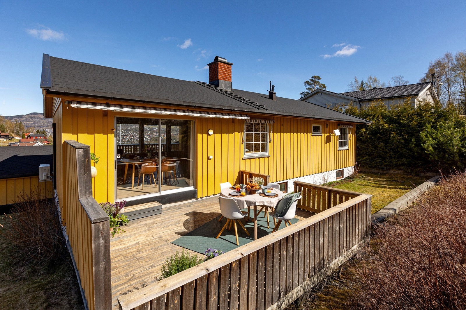 Innholdsrik uteplass med terrasse med stor markise, gode solforhold og mange muligheter for plassering av utemøbler. Galleribilde