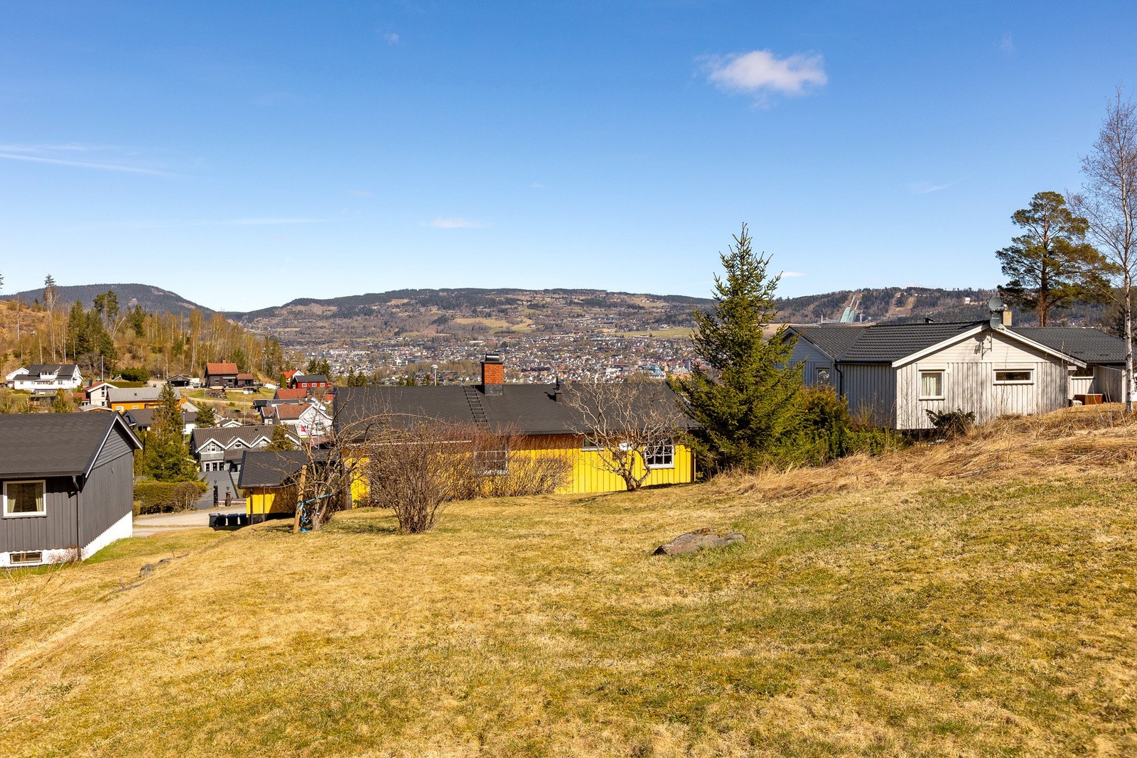 Stort tomteareal på boligens sørside med flotte solforhold. Opparbeidet plenareal og noe beplantning, her er det mange muligheter for den hageglade. Galleribilde