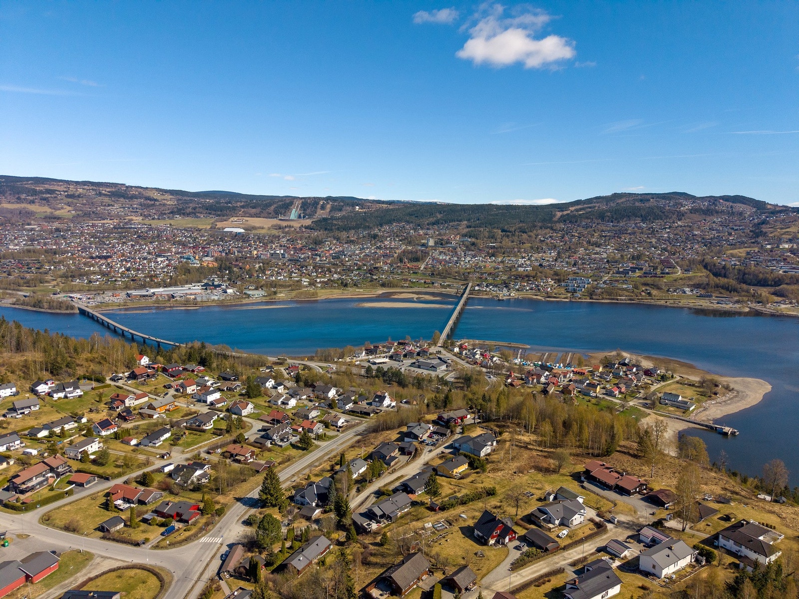 Sentral beliggenhet oppe på Vingnes i et veletablert boligområde bestående av eneboliger. Ca 3 km til Lillehammer sentrum. Galleribilde