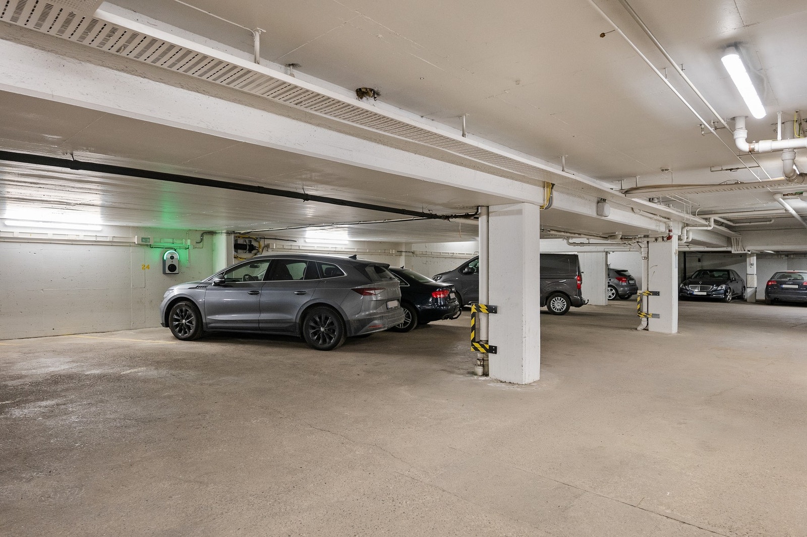 Det er tidevis mulighet for kjøp og leie av garasjeplass i felles garasjeanlegg. Galleribilde