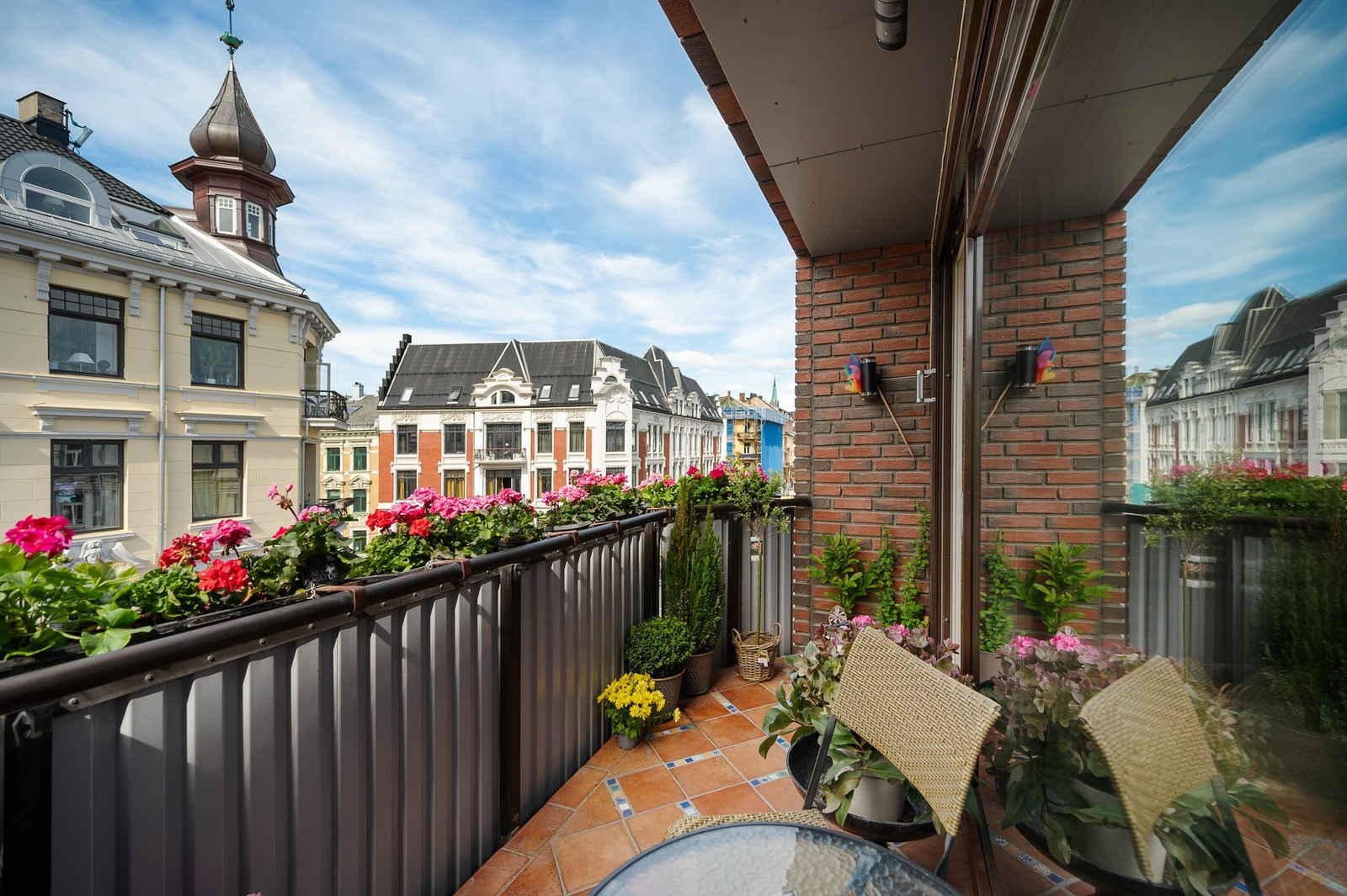 Balkong med hyggelig utsyn oppover Skovveien. Galleribilde
