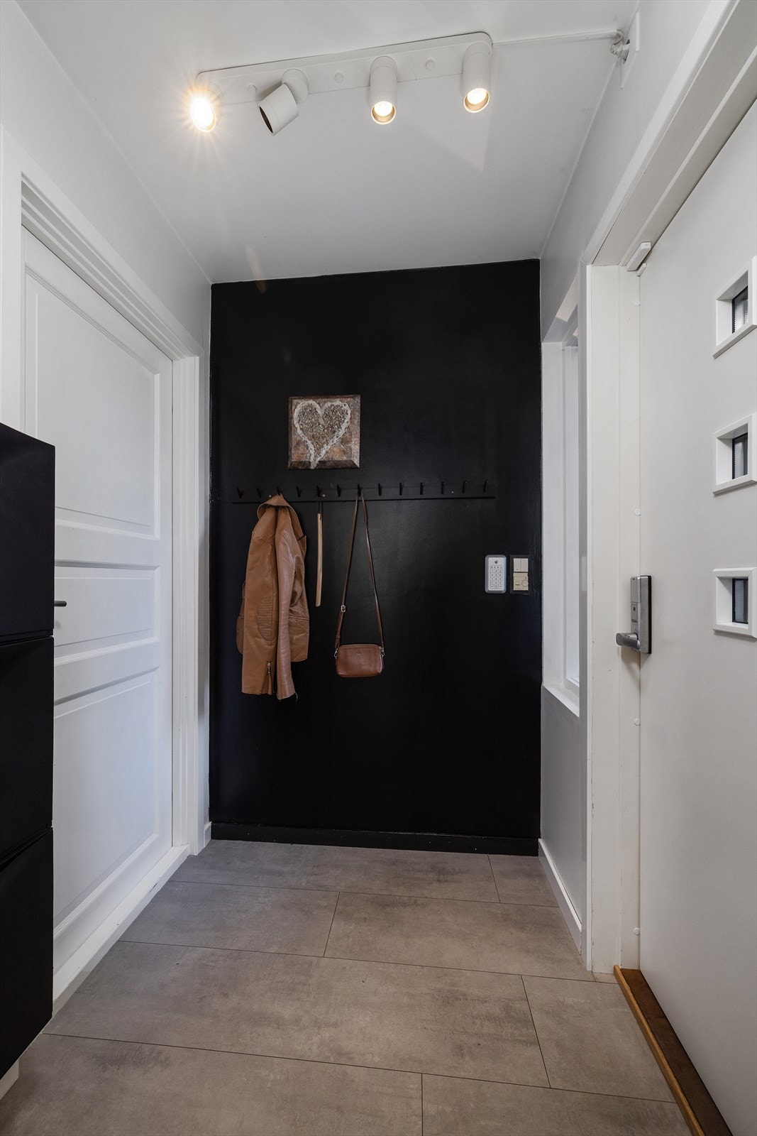Entré med garderobeplass. Ytterdøren er utstyrt med kodelås for enkel adkomst. Galleribilde
