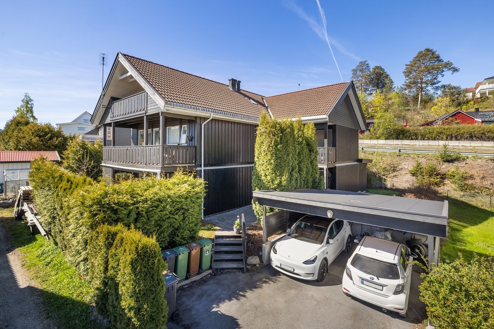 Leiligheten disponerer en biloppstillingsplass i carport med montert elbillader fra Tesla. Galleribilde