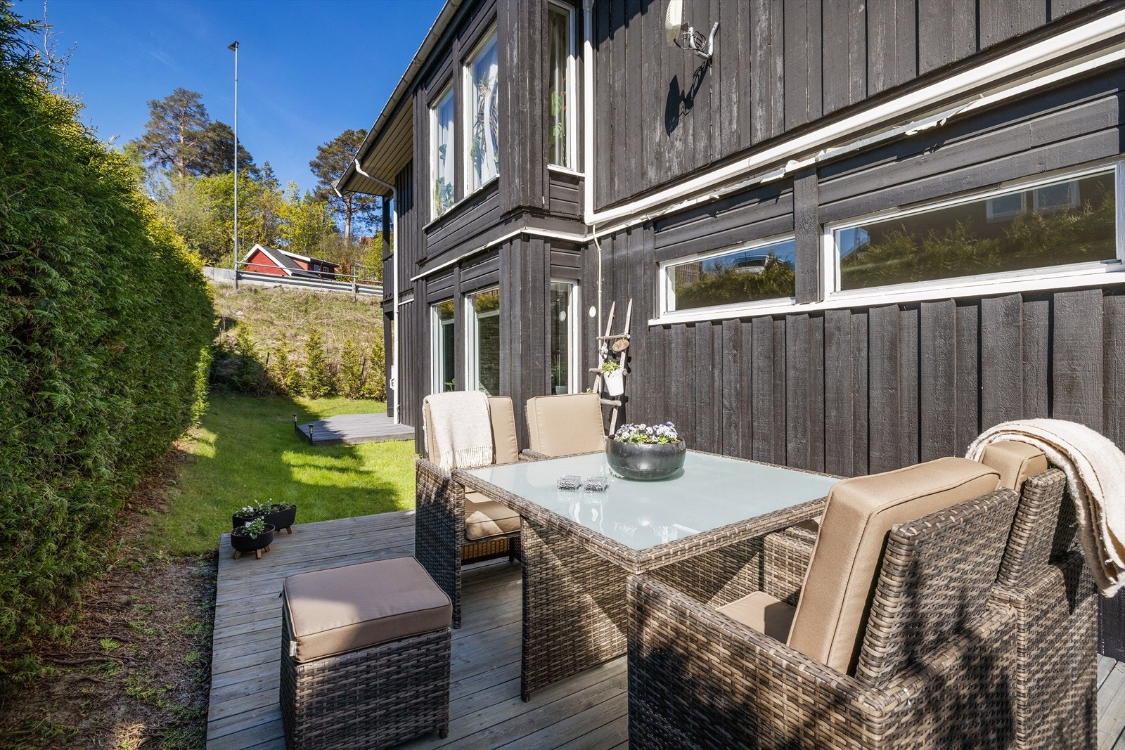 En av flere uteplasser med plass til sittegruppe. Galleribilde