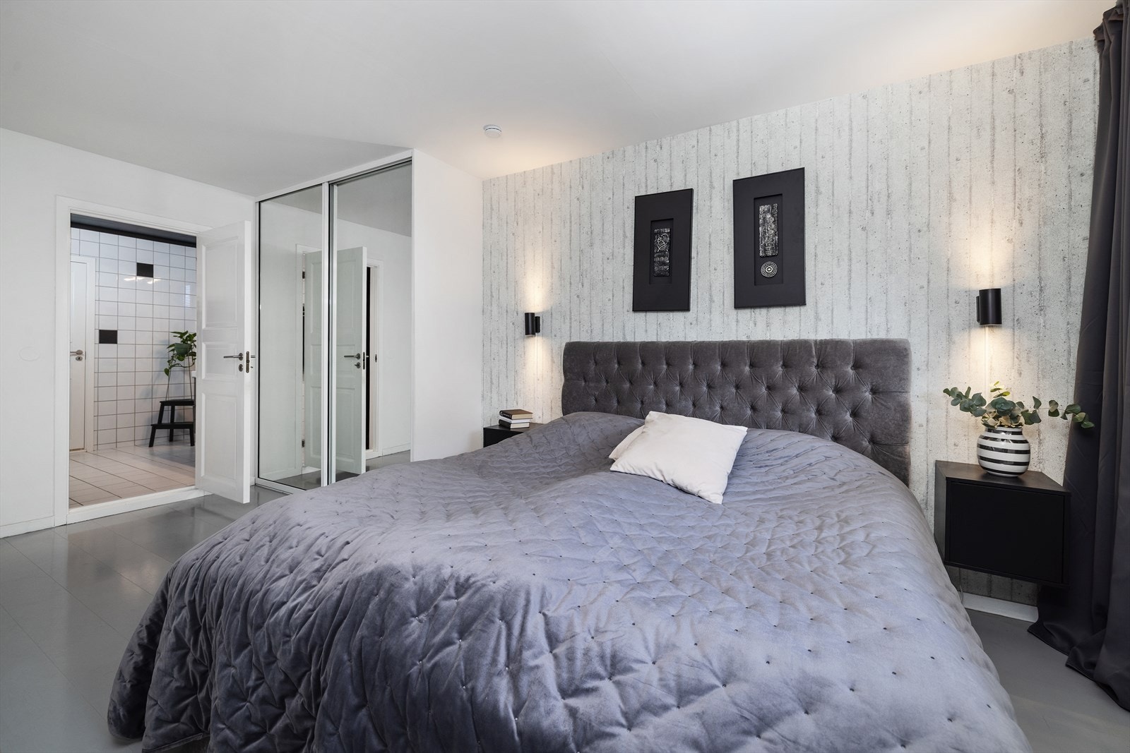 Hovedsoverommet har god plass og en romslig skyvedørsgarderobe for effektiv oppbevaring. Galleribilde
