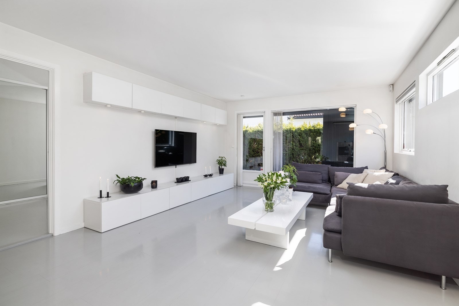 Stuen har god plass til en romslig sofagruppe og utgang til den overbygde uteplassen. Galleribilde