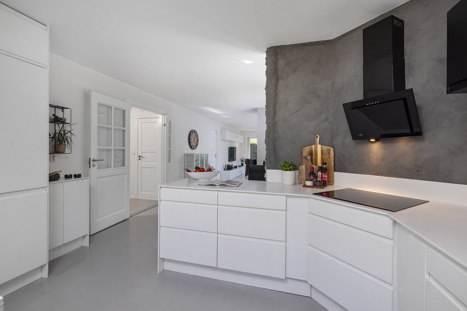 Leiligheten har en åpen og sosial planløsning. Kjøkkenet er utstyrt med benkeplate i Corian og integrerte hvitevarer. Galleribilde