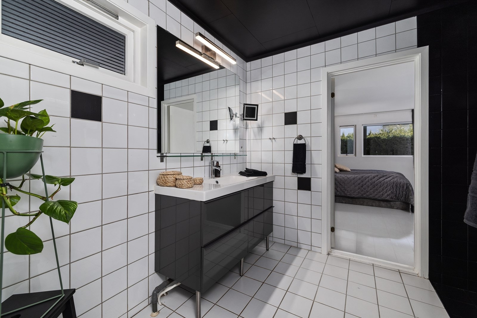 Badet har en praktisk, nedsenket dusjnisje. Galleribilde