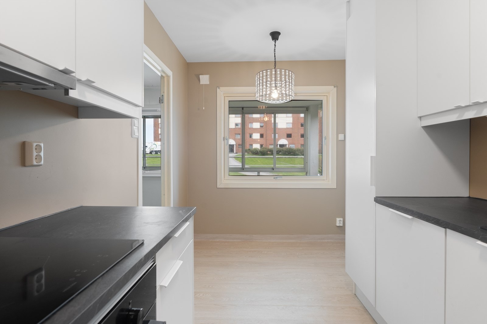 Moderne kjøkken med egen spiseplass. Galleribilde