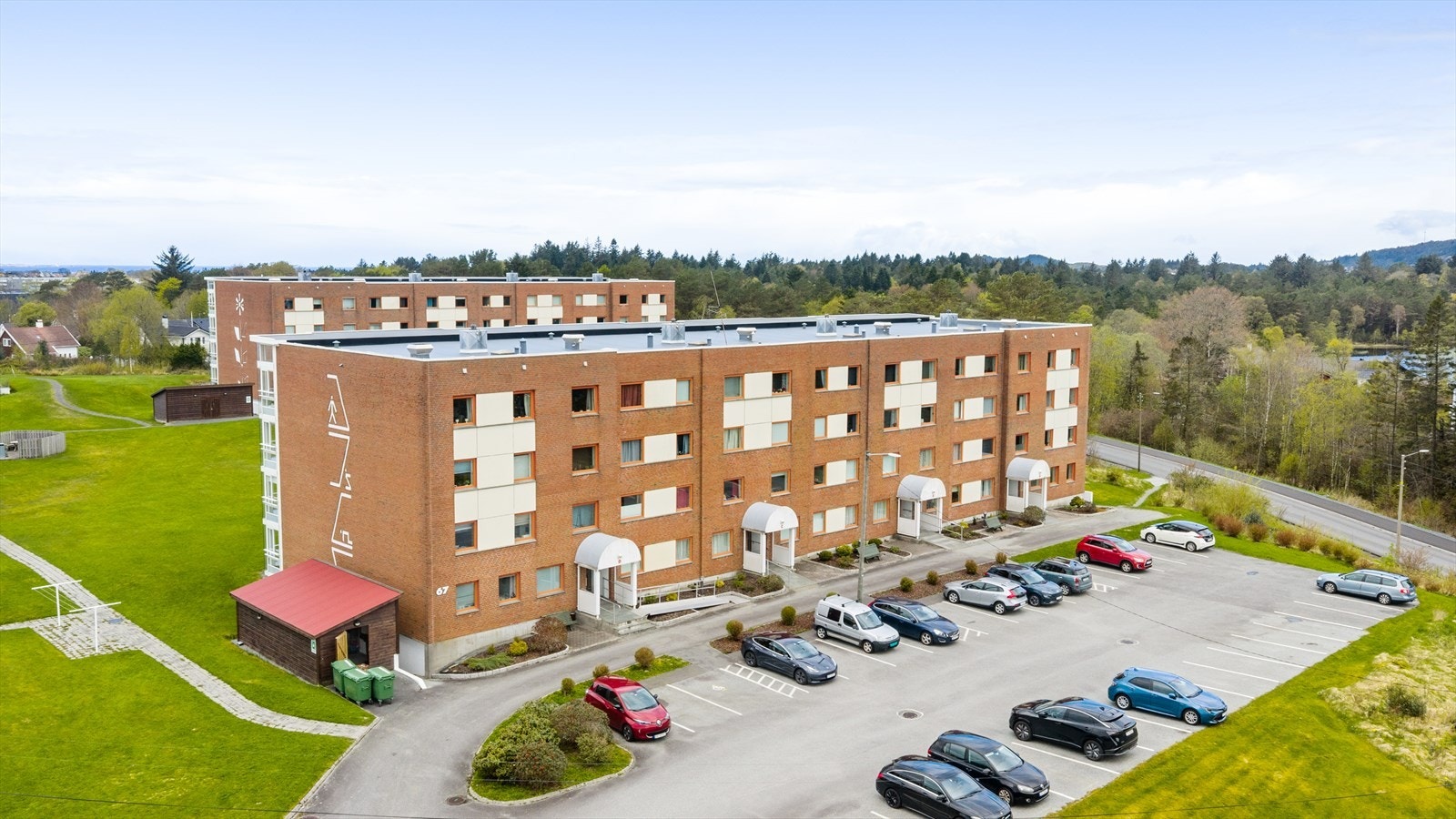 Borettslaget har felles parkeringsplass. I tillegg er det felles lademulighet ved Ramsdalen Borettslag II, hvor det er montert 10 ladere for elbiler. Galleribilde