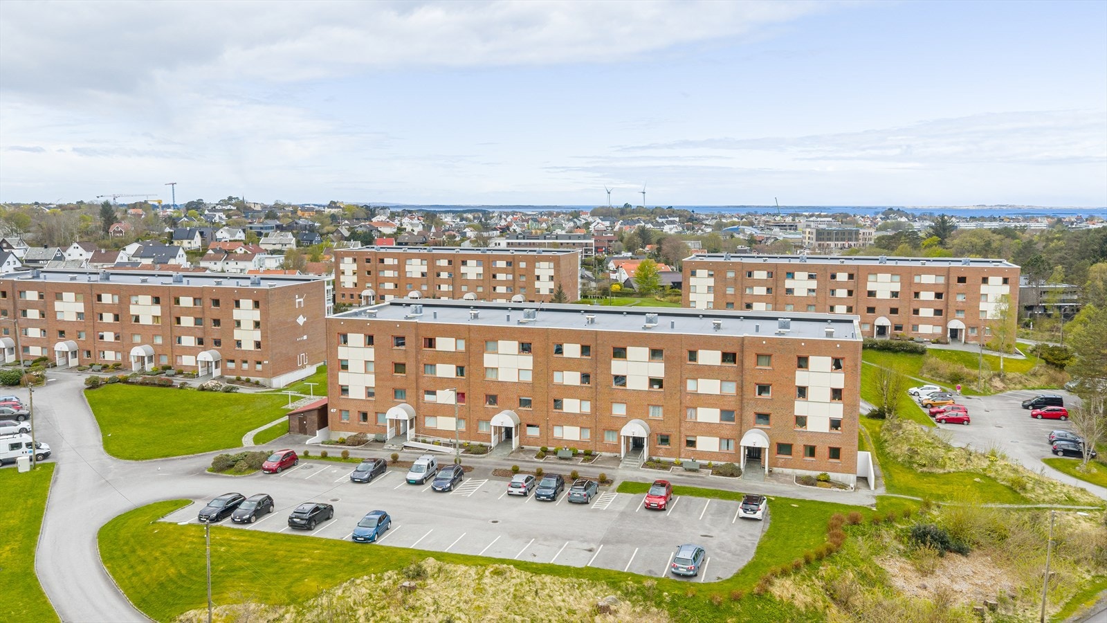 I Haakonsvegen 67A bor du i grønne omgivelser - Rolig og tilbaketrukket, samtidig som det er rask og enkel adkomst til alle fasilitetene i sentrum. Galleribilde