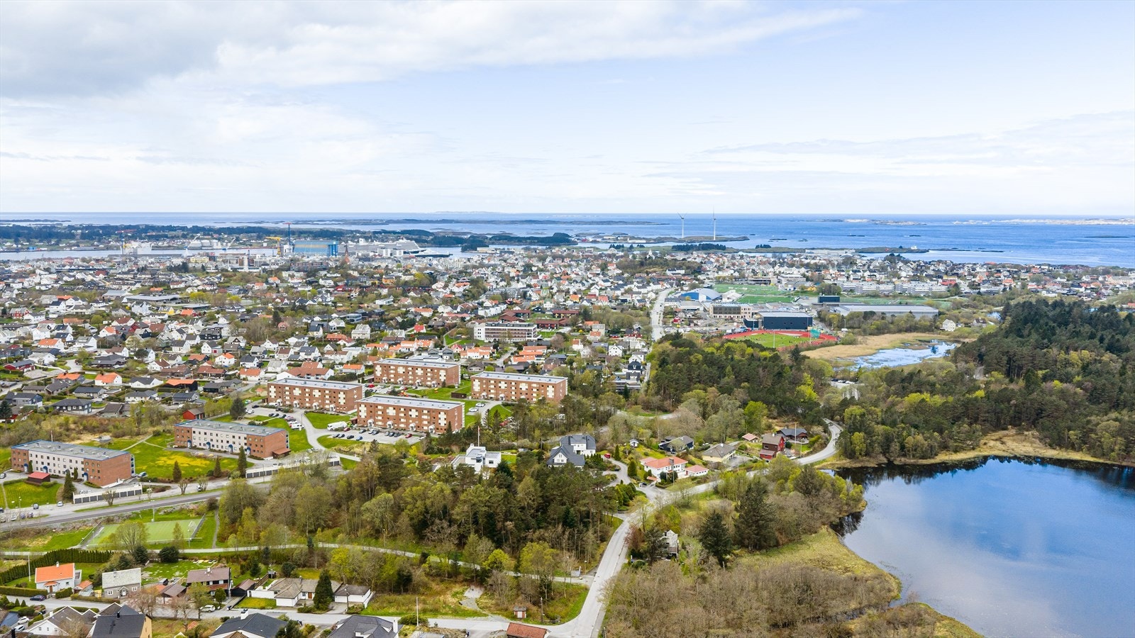 Fra leiligheten er det gangavstand til barnehage, barneskole, Haraldsvang ungdomsskole og flere videregående skoler. Galleribilde