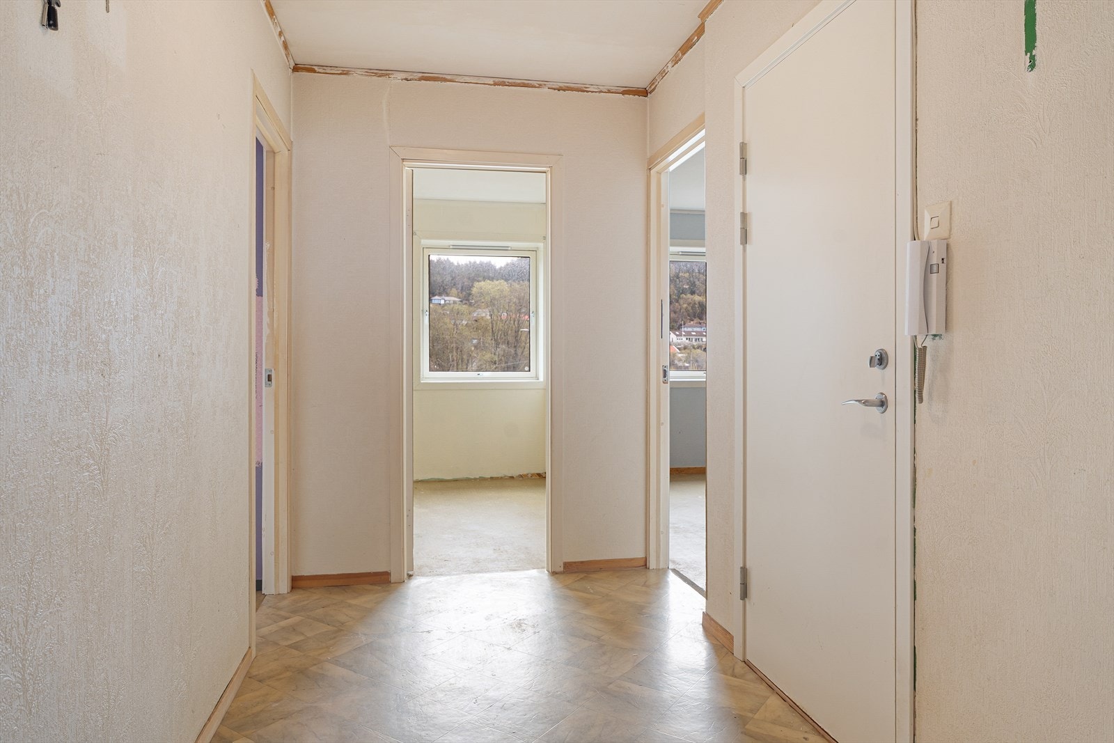 Entré/gang med dørcallinganlegg. Galleribilde