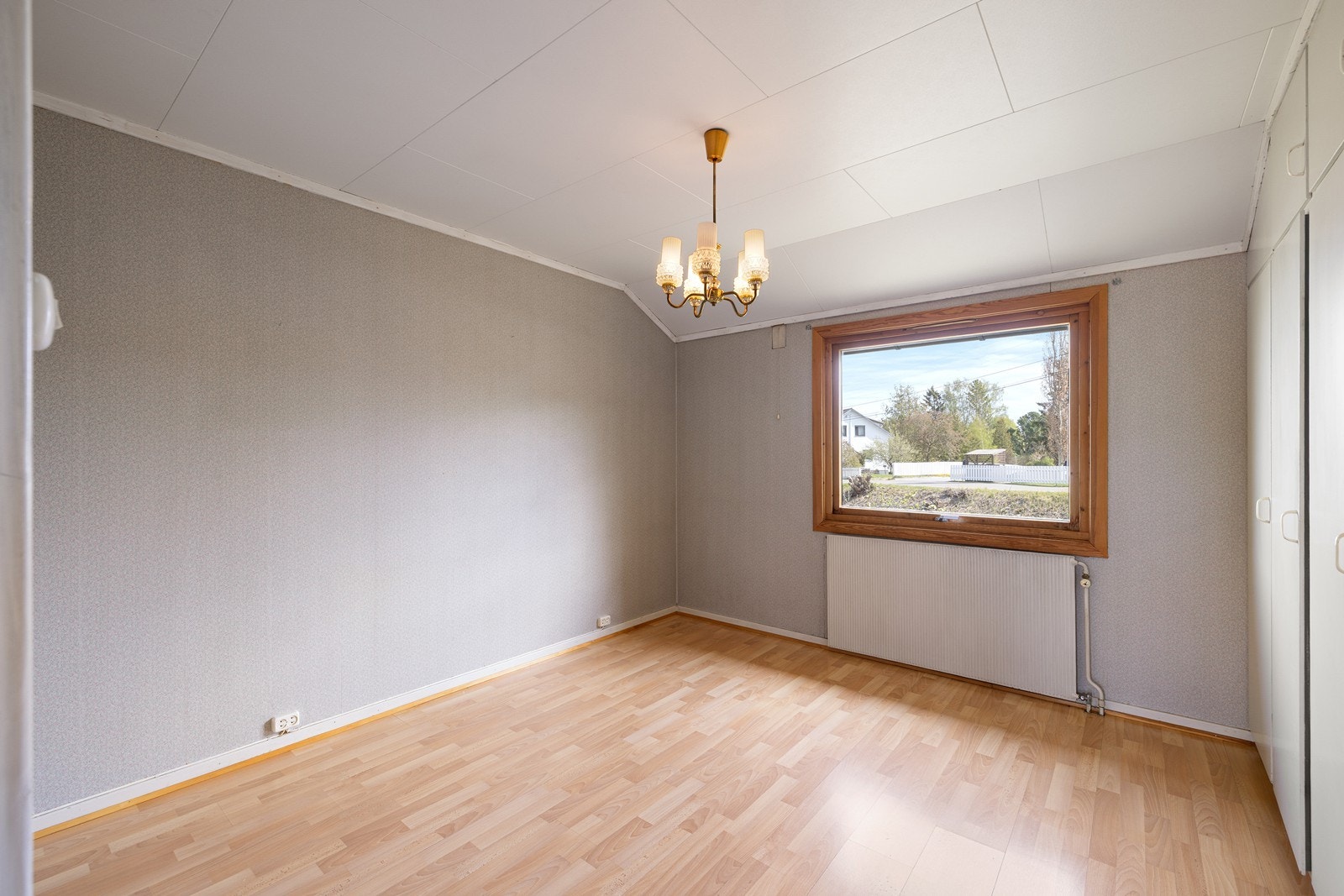 Boligen har tre soverom. Hovedsoverommet har plass til dobbeltseng med tilhørende nattbord. Galleribilde