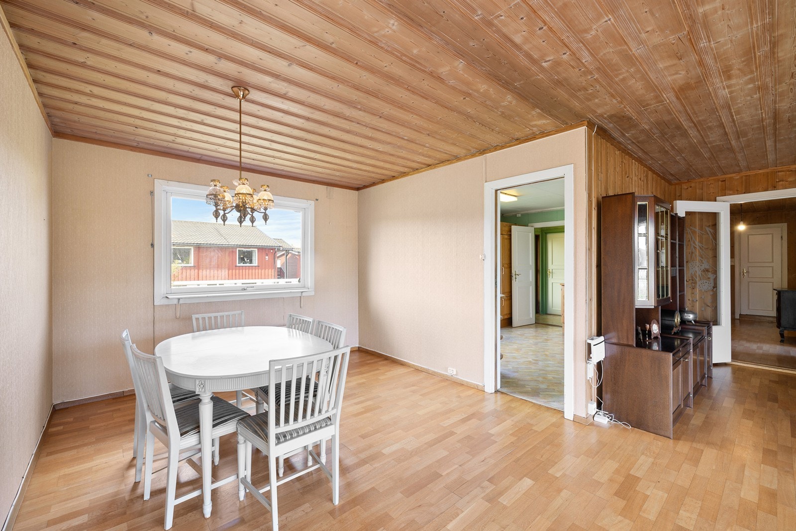 Åpning inn til kjøkken fra stuen. Galleribilde