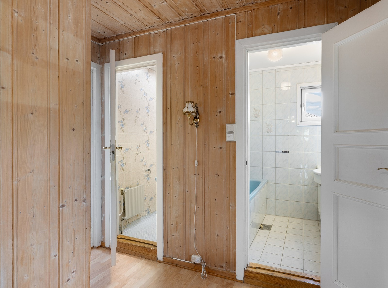 Videre er det inngang til bad og toalettrom vegg i vegg. Galleribilde