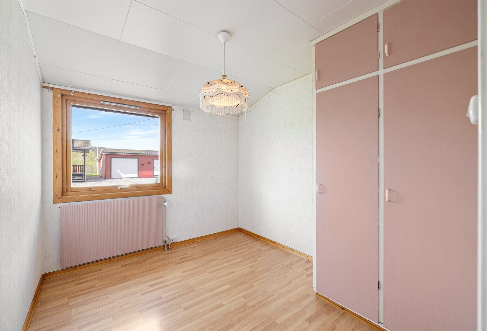 Rommet har plass til seng, nattbord, garderobeløsning og evt. skrivebord. Samtlige rom har integrerte skapløsninger. Galleribilde