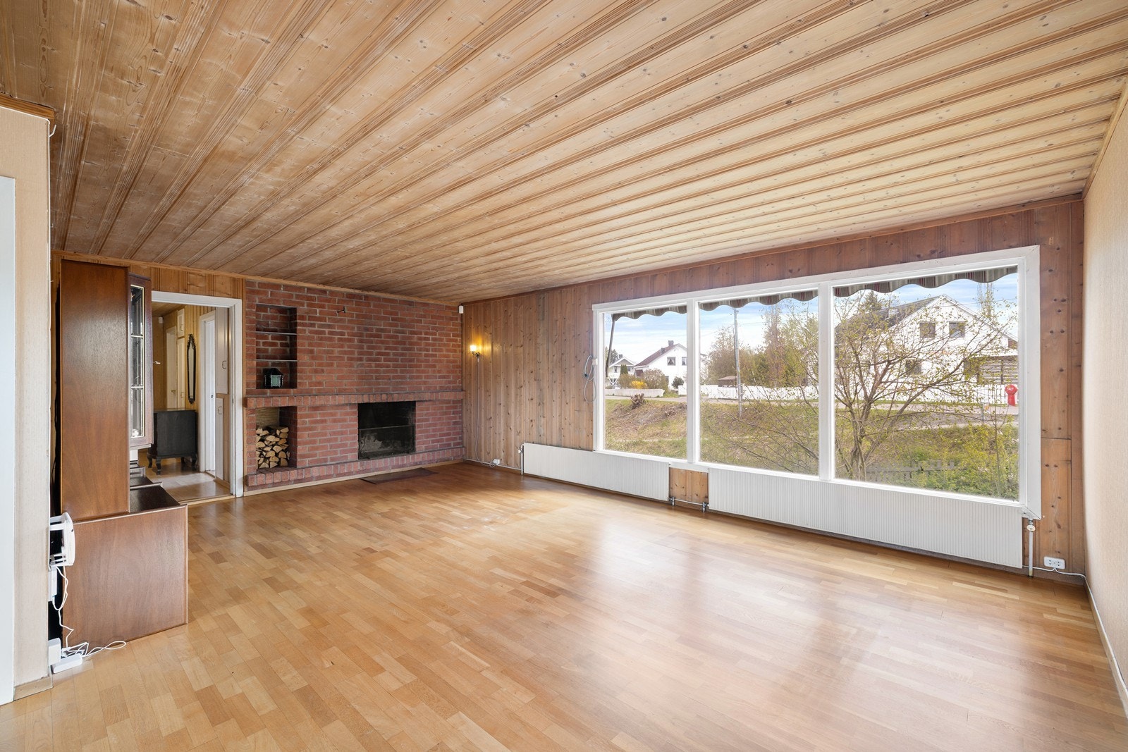 Boligen har en stor og lys stue. Galleribilde