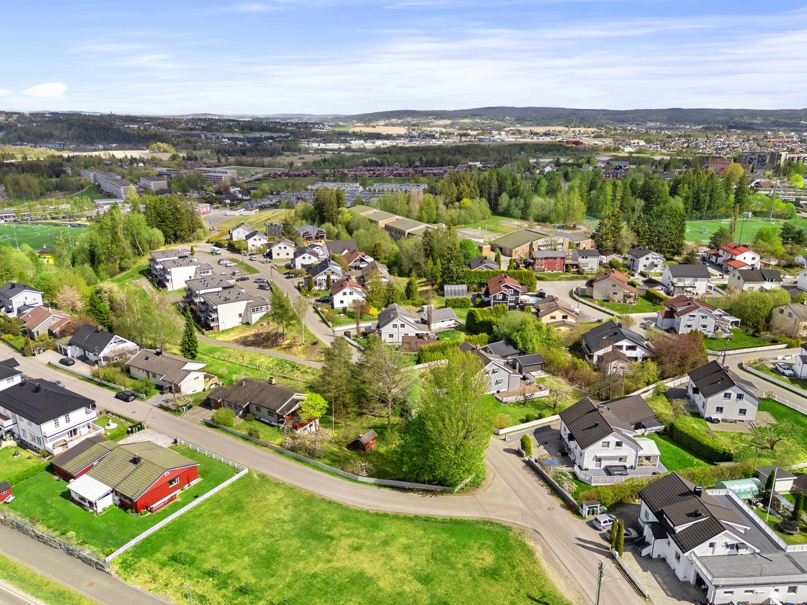 Nabotomten, Breidablikkveien 2, er ubebygd men har i dag eget gårds- og bruksnummer. Tomten ligger for salg. Galleribilde