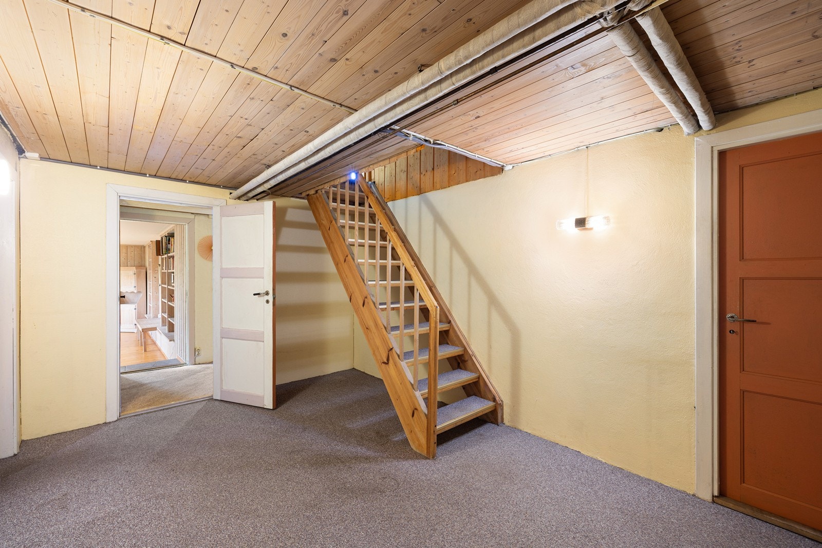 Trappen tar deg ned i et eget trapperom, med videre tilgang til boder, vaskerom, bad og et rom som benyttes som kjellerstue. Galleribilde
