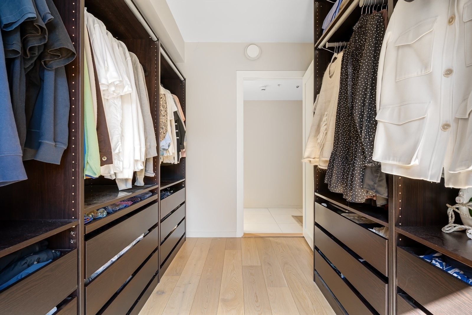 Walk-in garderobe (opprinnelig et eget soverom) Galleribilde