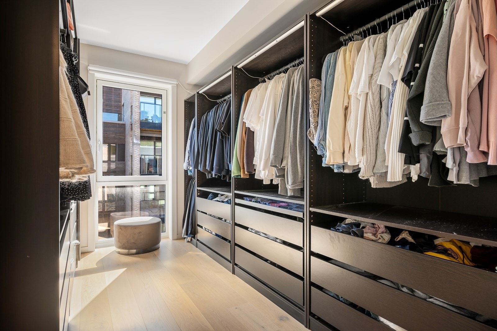 Walk-in garderobe (opprinnelig et eget soverom) Galleribilde