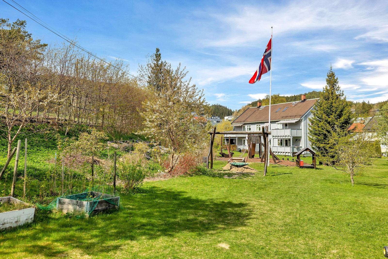 Store grøntarealer rundt boligen, flotte og trygge lekearealer for barn. Galleribilde