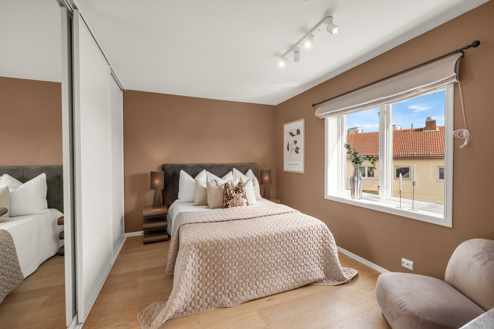 Romslig hovedsoverom med skyvedørsgarderobe. Galleribilde