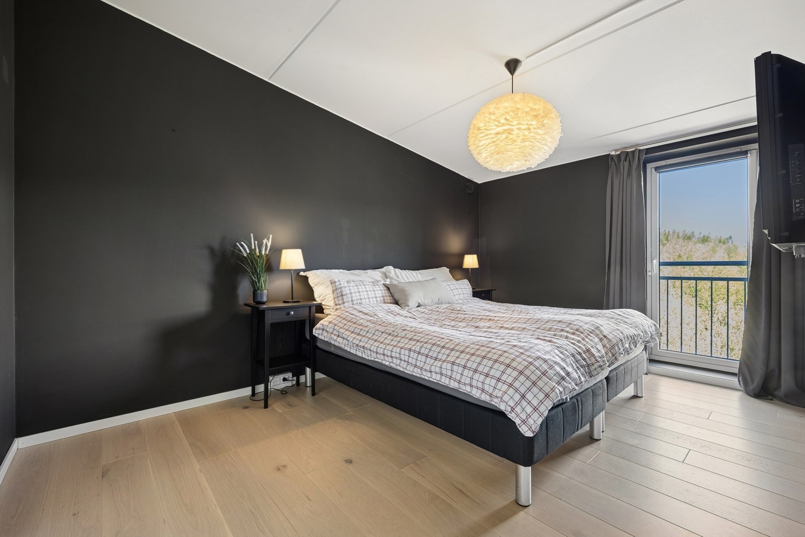 Hovedsoverommet er av god størrelse og har plass til seng og garderobeskap. Her er det også fransk balkong, som gir ekstra lys og luftemuligheter. Galleribilde