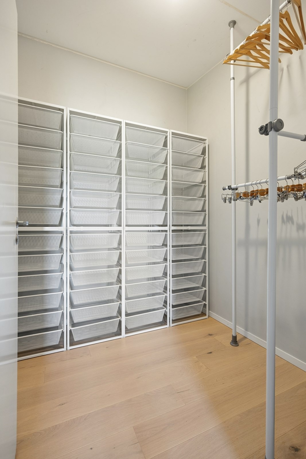 Praktisk walk-in-closet med fleksible lagringsløsninger. Galleribilde