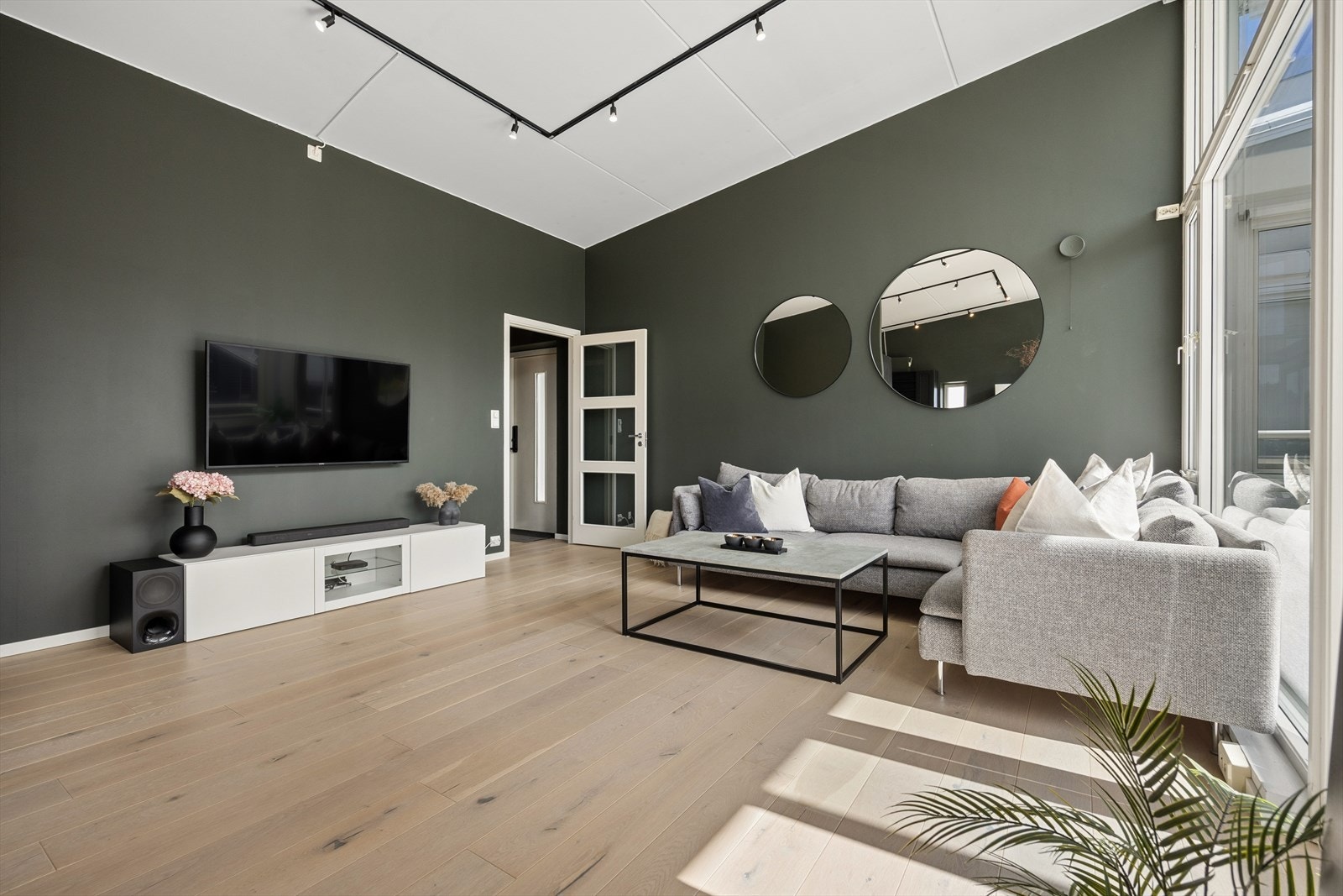 Stuen er romslig og gir god plass til både sofagruppe og TV-møblement. Galleribilde